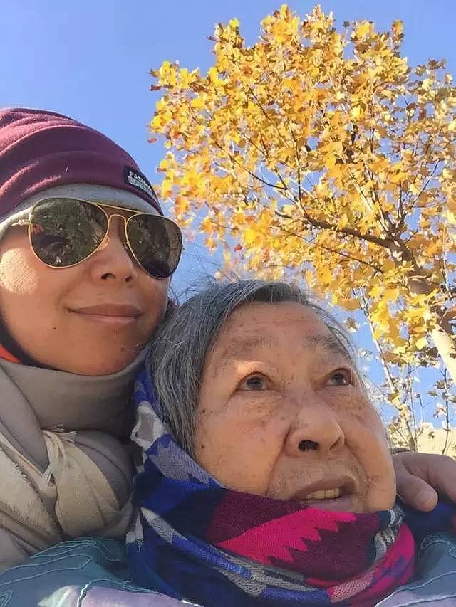 这对姐妹带着89岁痴呆妈妈环游世界，十年推坏5把轮椅，陪伴才是最好的治疗 - 26