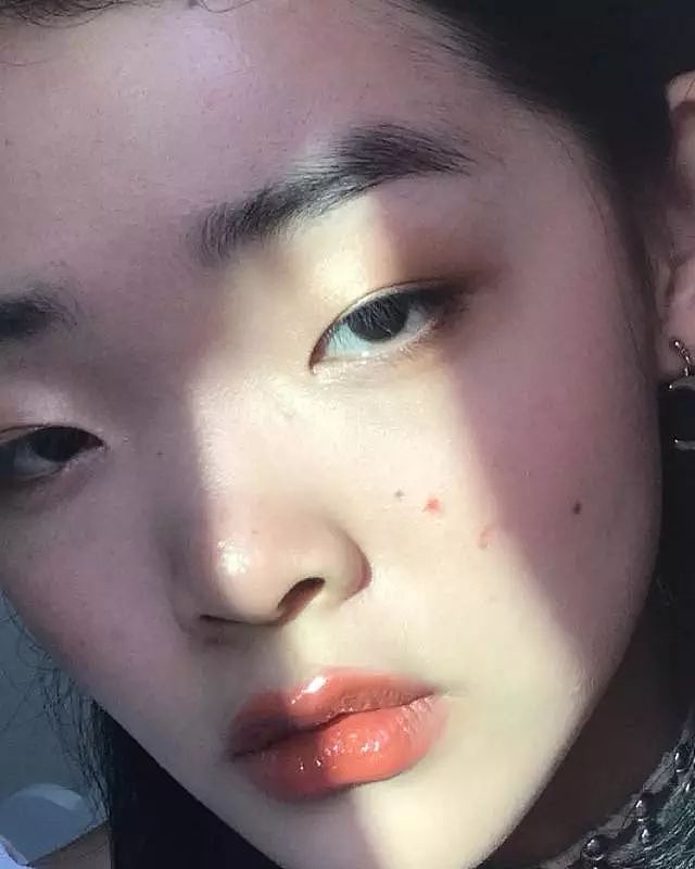 这位“宽眼距塌鼻梁”的18岁麻豆意外在Dior高定秀场走红，她会成为新加坡的“雎晓雯二代”吗？ - 9