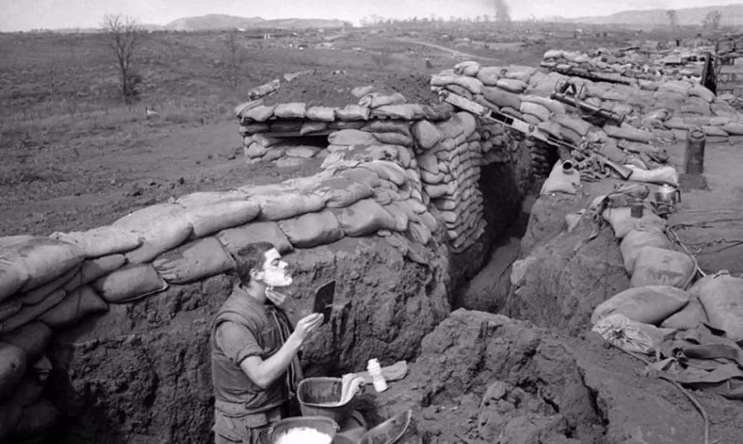美军为何不爱挖战壕，散兵坑只及膝盖，而解放军战壕又大又深 - 4