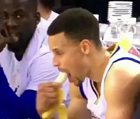 NBA偷吃零食谁最逗？库里吃香蕉看呆格林，詹皇被做成表情包 - 5