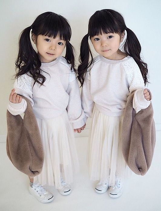 这对日本双胞胎小姐妹，复制粘贴的脸蛋和打扮，直接萌倒无数网友... - 9