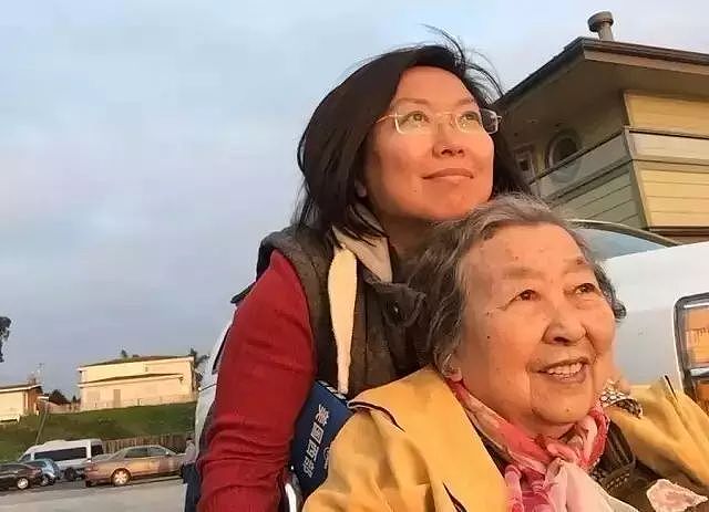这对姐妹带着89岁痴呆妈妈环游世界，十年推坏5把轮椅，陪伴才是最好的治疗 - 8