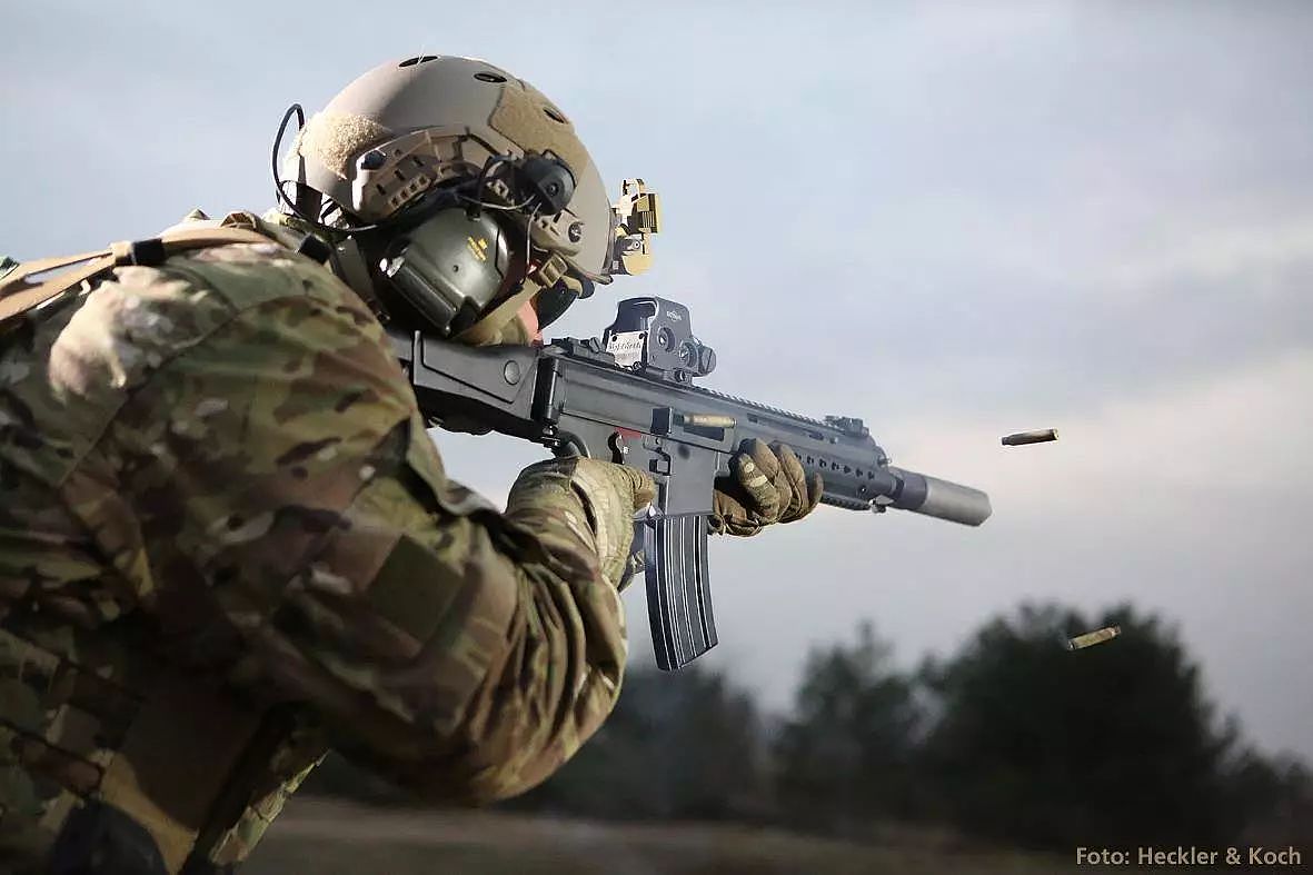 看看世界顶尖步枪的广告照片，德国HK公司的魔改G36、HK417｜老照片 - 17