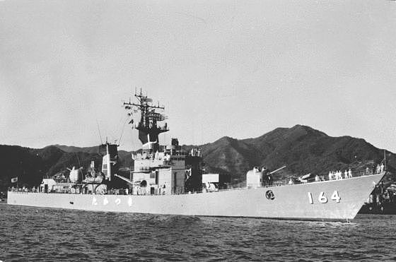 军舰、飞机、潜艇全出动，日本海自花了一星期就是炸不沉这艘油轮 - 6