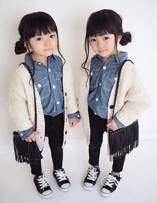 这对日本双胞胎小姐妹，复制粘贴的脸蛋和打扮，直接萌倒无数网友... - 10