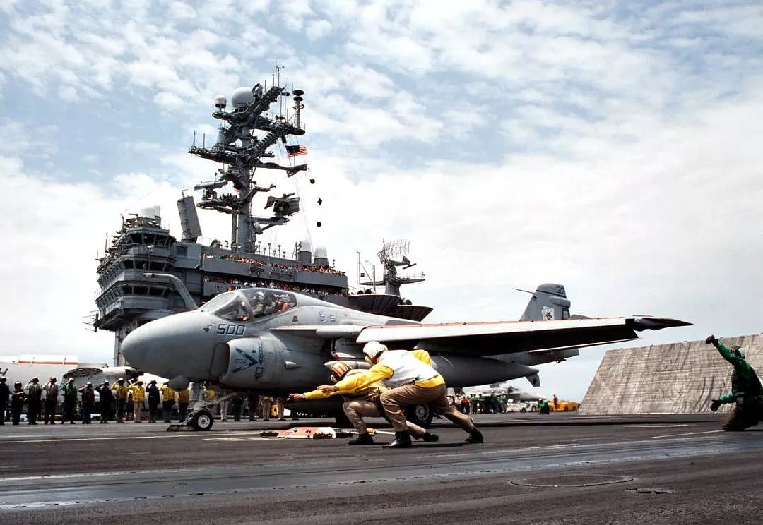 曾被猫迷蔑称塑料虫，美海军最后一架“大黄蜂”战机退役｜军情晚报 - 14