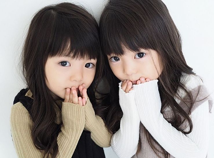 这对日本双胞胎小姐妹，复制粘贴的脸蛋和打扮，直接萌倒无数网友... - 17