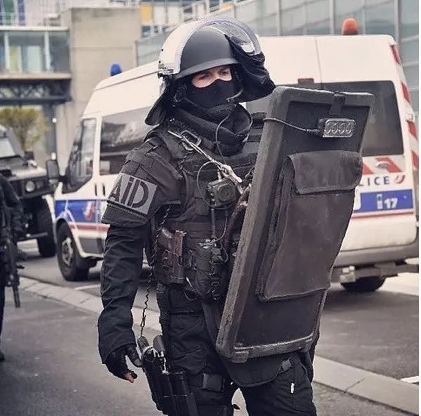 法兰西黑豹| RAID，一支称为“黑衣人特别行动队”的法国反恐精英 - 14