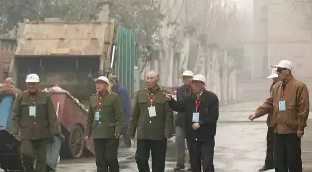 中国军区司令离休后领200个老头大街“找茬”！但却成为了中国的传奇... - 16