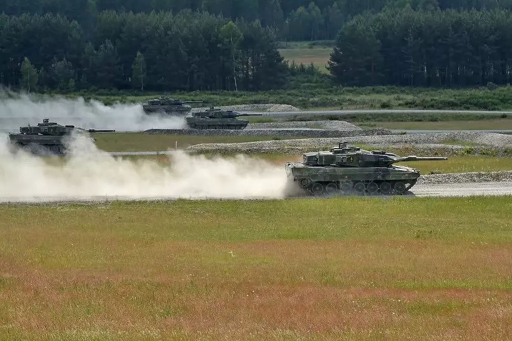 欧洲最强坦克挑战赛，瑞典女兵扛炮弹性感抢镜！ - 12