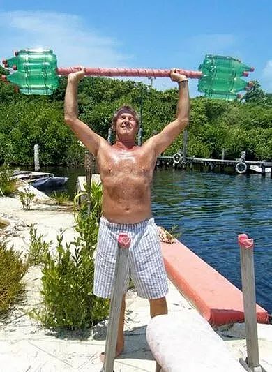 他用塑料瓶搭了一个私人海岛，64岁逆袭成网红，吸引超模当女友！ - 28