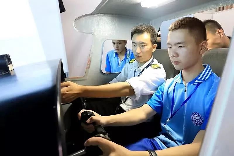 这些中国学生不简单！16岁就开战机，未来或登上航母｜军情晚报 - 12