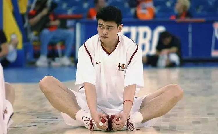 十年前，你是中国男篮的顶梁柱，十年后，你是中国男篮的指明灯。 - 12