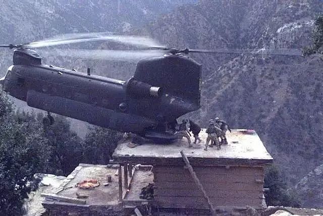 美军直升机海拔3400米峭壁秀单点悬停，该机当年差点落户中国 - 7