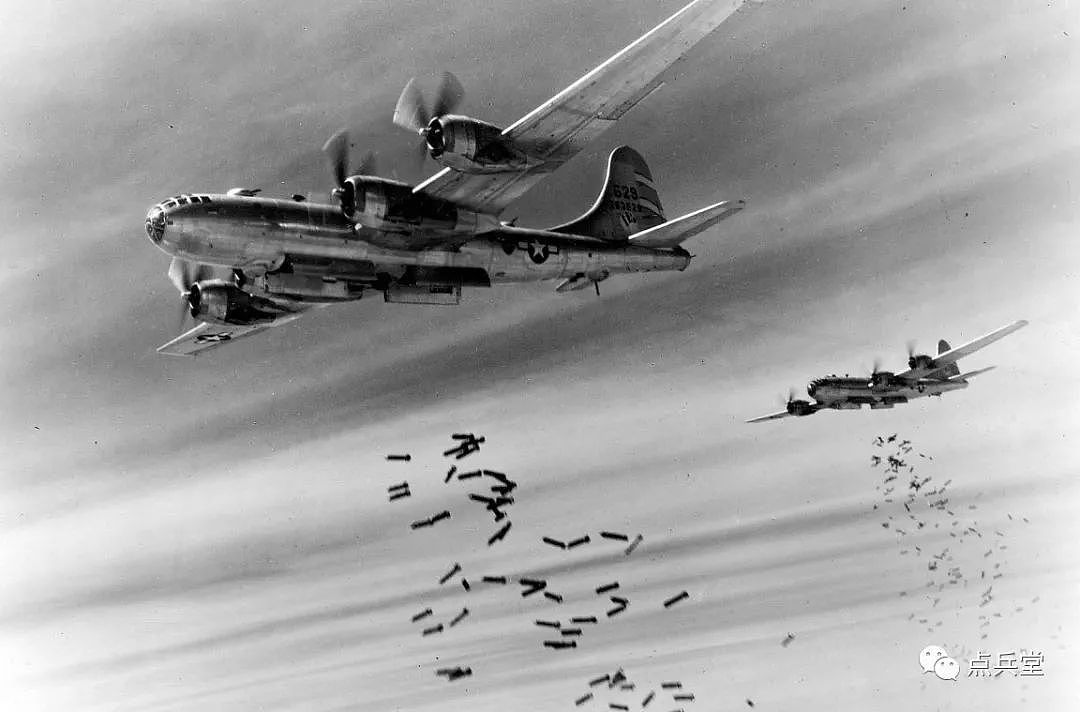 军事 | 长江上空的鹰：美军轰炸机空袭武汉打击日军，汉口城区笼罩在浓烟之中 - 13