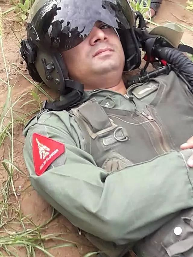 印度空军飞行员跳伞落地淡定午睡？画风很搞笑，原因却很沉重 - 1