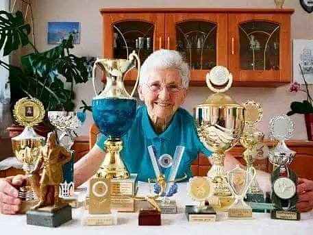 80岁秀恩爱、玩体操、90岁跳伞庆生、做极限运动，这个奶奶活成了18岁少女 - 20