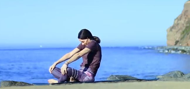 海边练瑜伽，精气神十倍充足 ▷ 每日一练 - 3