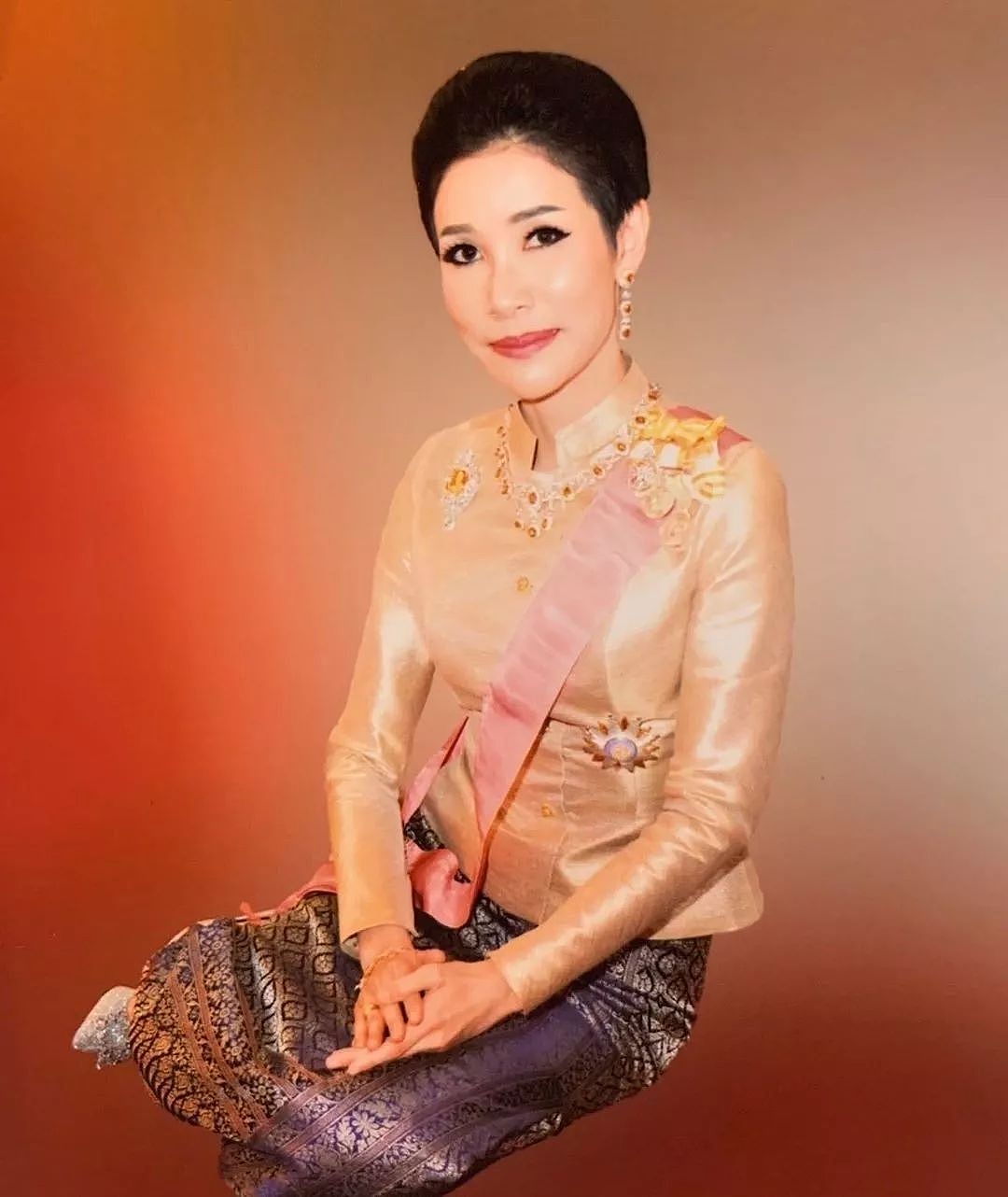 为了看新王妃的美照，泰国人民把网站挤瘫痪了…… - 13
