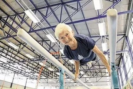 80岁秀恩爱、玩体操、90岁跳伞庆生、做极限运动，这个奶奶活成了18岁少女 - 24