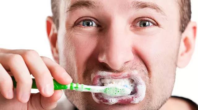 刷牙前牙膏要不要沾水？牙龈出血怎么办？很多人都做错了 - 14