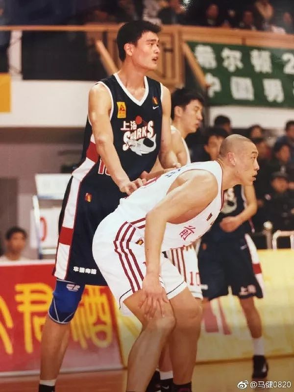 巅峰就是“小巴克利”的存在，中国男篮现在还有几个敢像他这样打球？ - 1