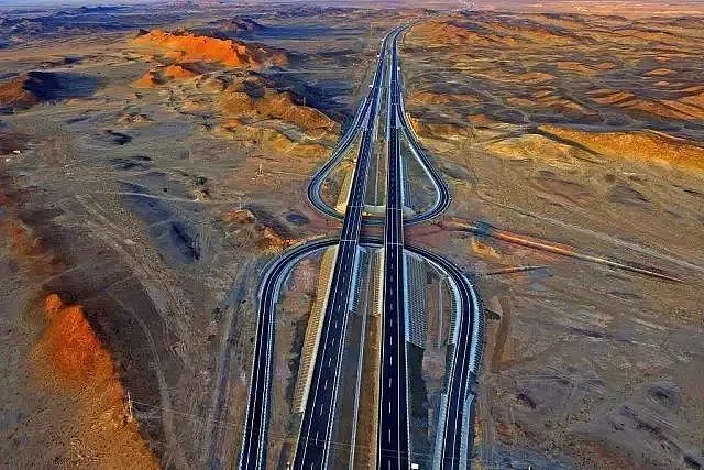 世界最长沙漠公路，耗资370亿，一路风景如画，自驾美爆了！ - 13