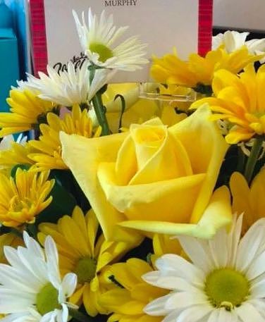 网友在单位收到一束花，可当她看到送件人名字时却忍不住哭了... - 2