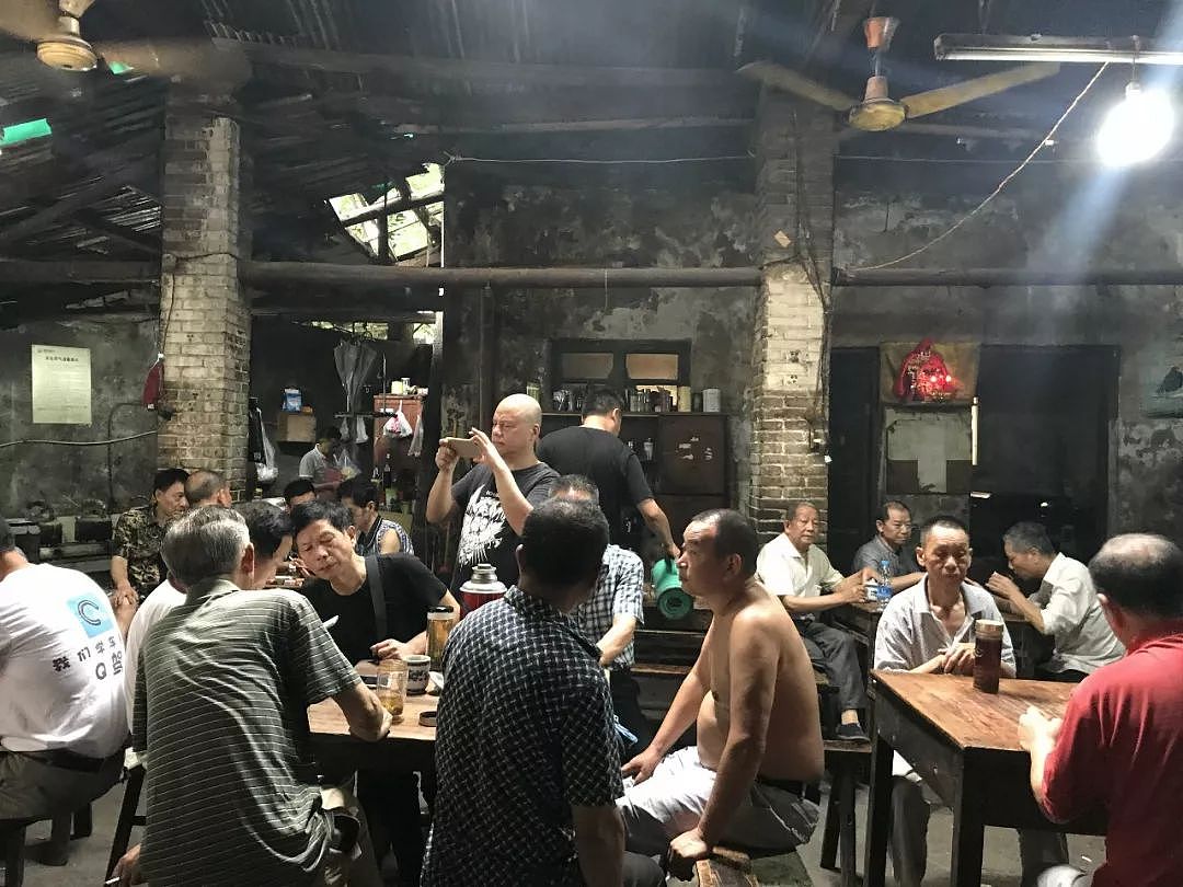 人物 | 他画了20年，把一个违章建筑变成了重庆最火的网红茶馆 - 2