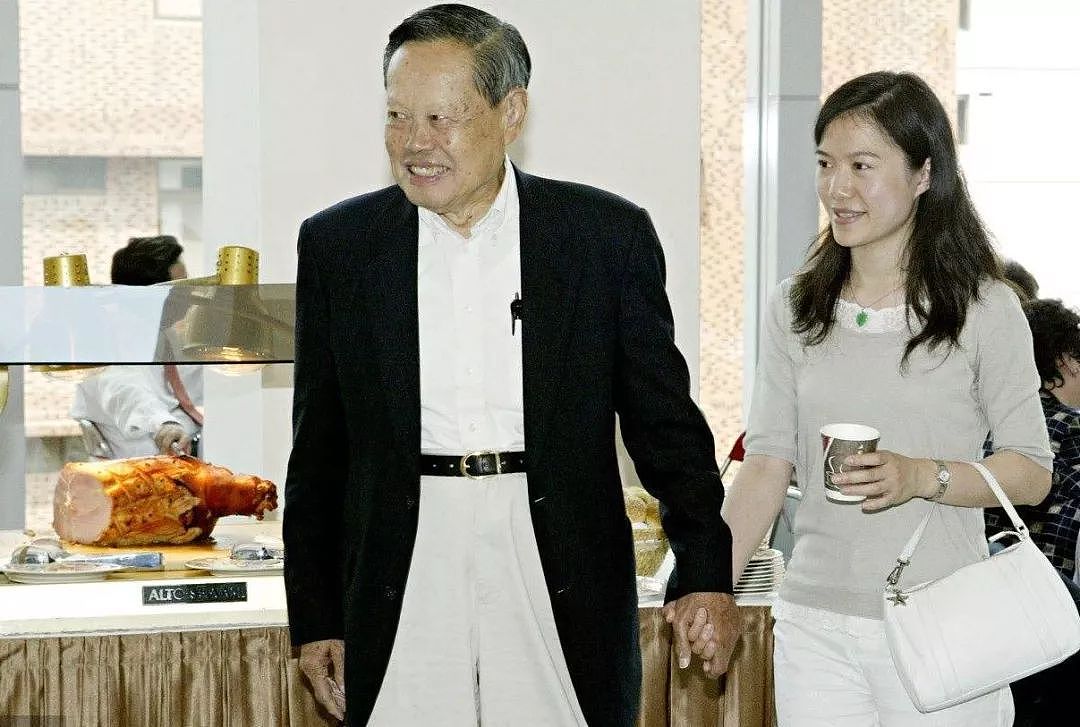 43岁翁帆女士和97岁杨振宁先生，已结婚15年 - 7