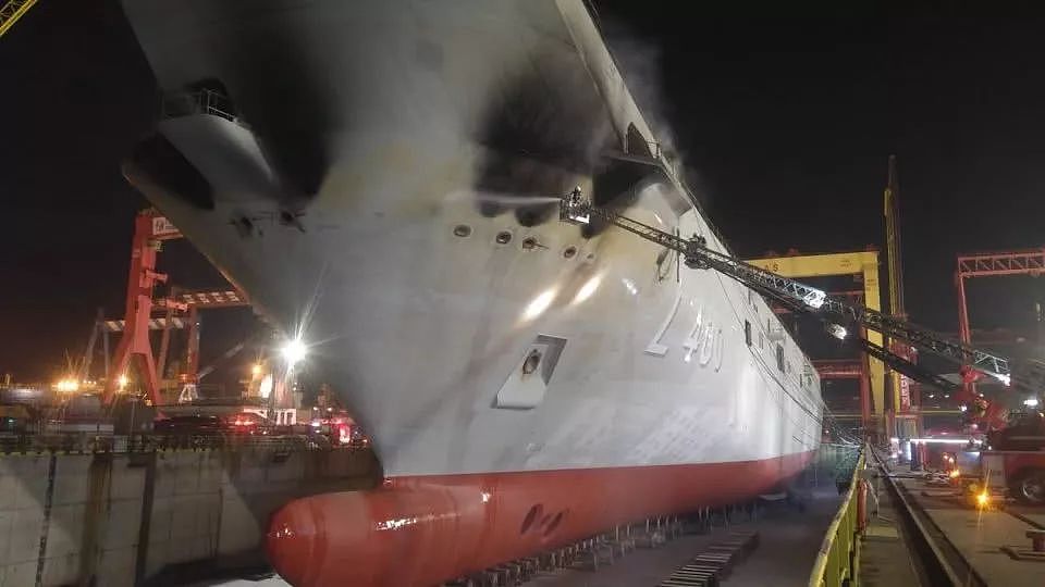 紧随印度航母火灾其后，土耳其第一艘在建“航母”也起火熏黑船体｜军情晚报 - 8