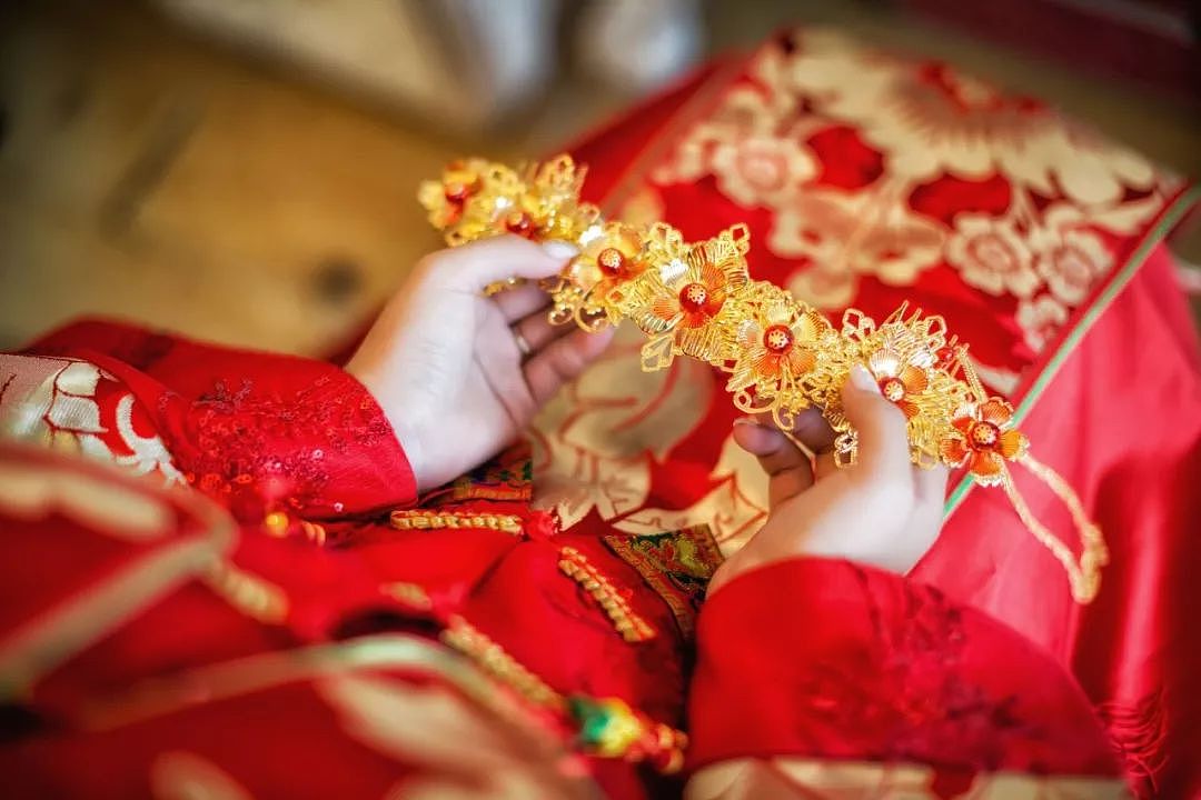 “伴娘就该被摸，这是习俗”：比天价彩礼更可怕的，是中国式婚闹 - 7