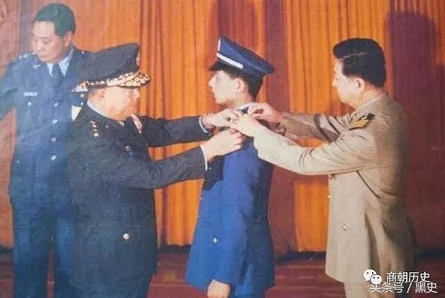 他是中国飞行员，30年前驾战机叛逃台湾，现定居美国，渴望回大陆 - 2