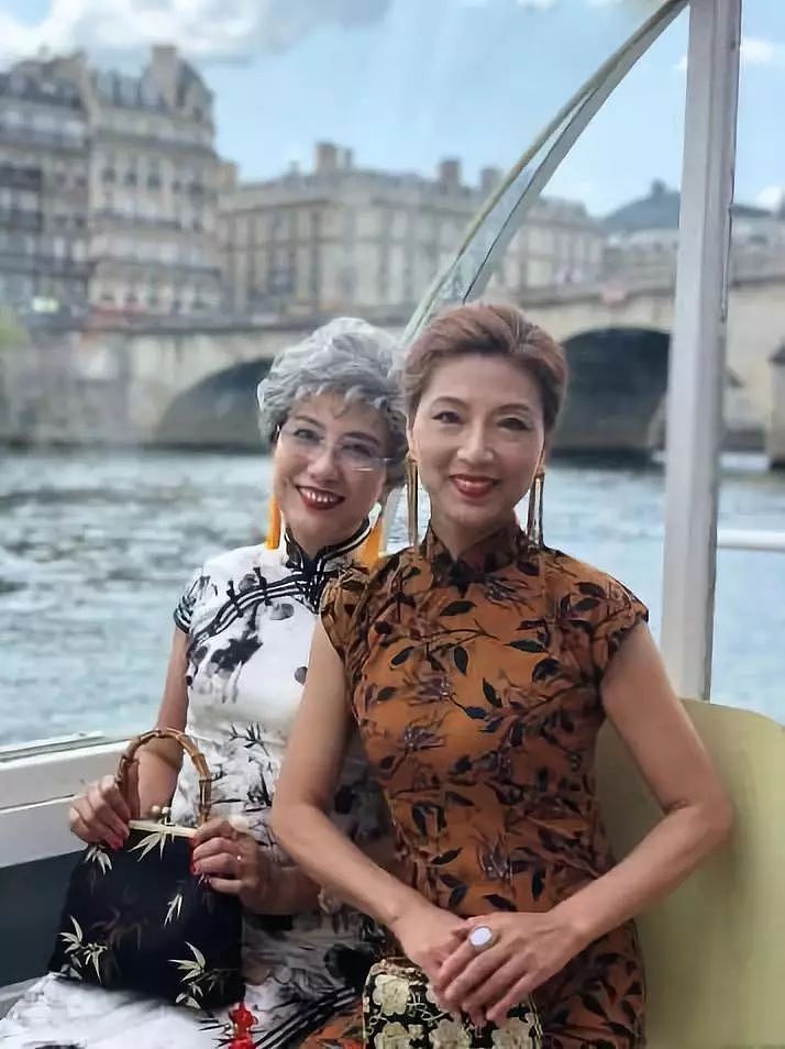 中国奶奶穿旗袍游巴黎，惊呆老外：美与年龄无关 - 8