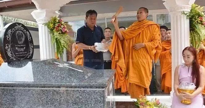 泰国夫妇花几百万给狗举办葬礼，高僧亲自诵经超度 - 3
