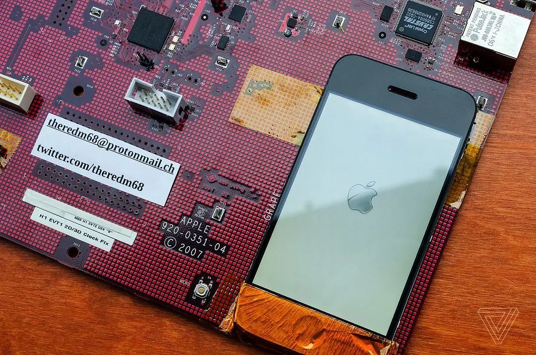 10 多年后，初代 iPhone 原型机的红色开发板终于公开了 - 10