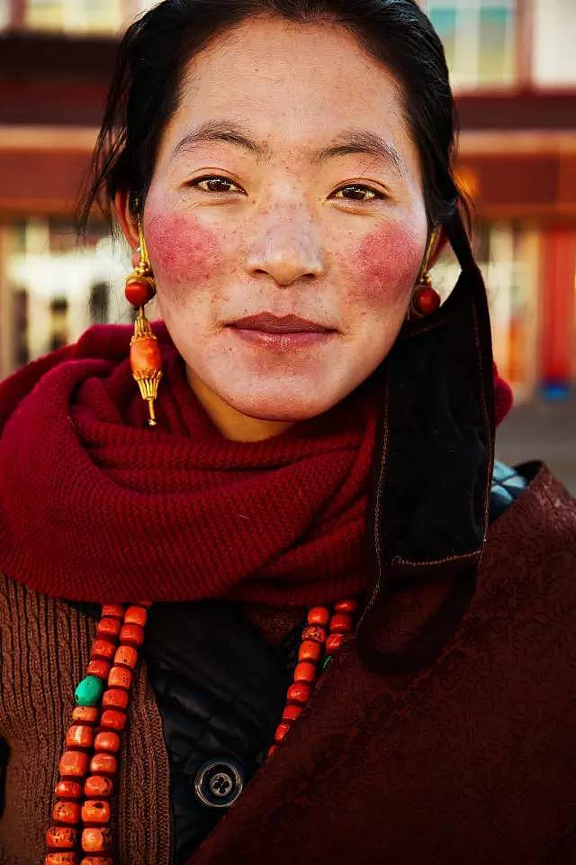她走遍60多个国家，拍了全世界的美女图，但没有一张网红脸 - 23