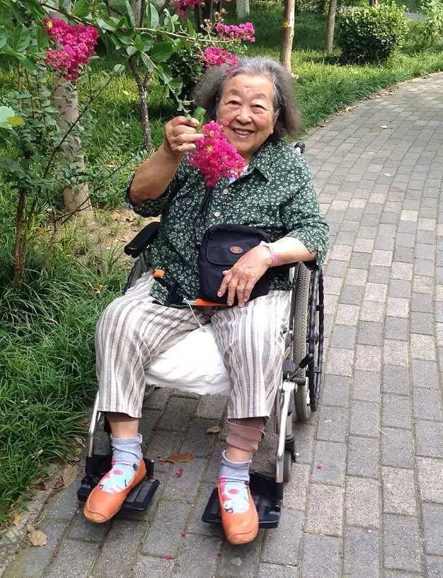 这对姐妹带着89岁痴呆妈妈环游世界，十年推坏5把轮椅，陪伴才是最好的治疗 - 14