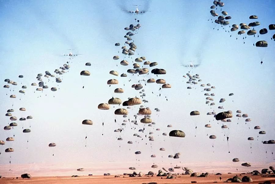台伞兵300米高空坠落，解放军伞兵的方法可避免悲剧 | 军情晚报 - 15
