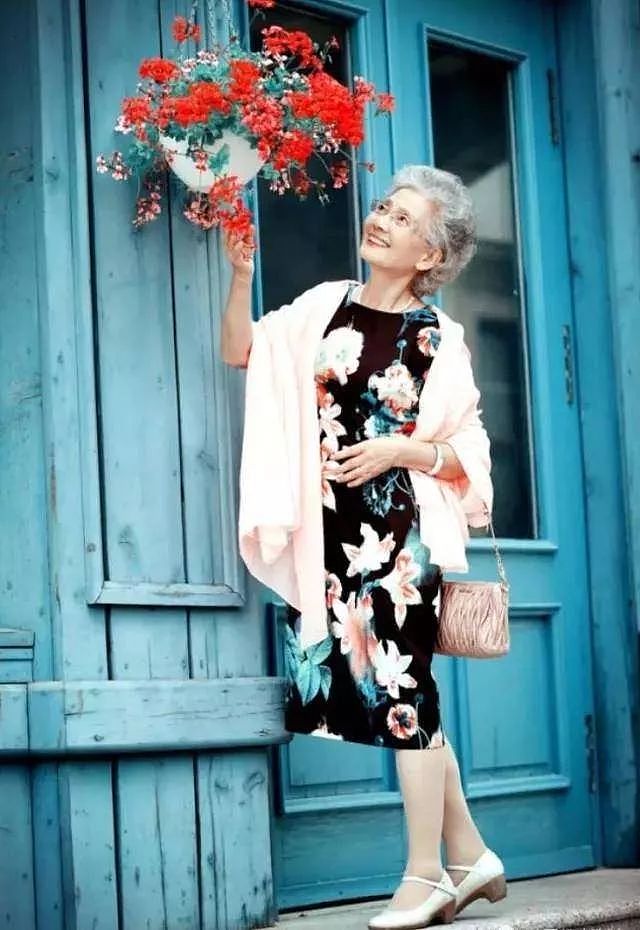 中国奶奶穿旗袍游巴黎，惊呆老外：美与年龄无关 - 30