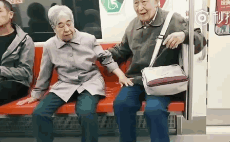 80岁老奶奶手机屏保看哭无数人：在出轨横行的年代，怀念老一辈的爱情！ - 7