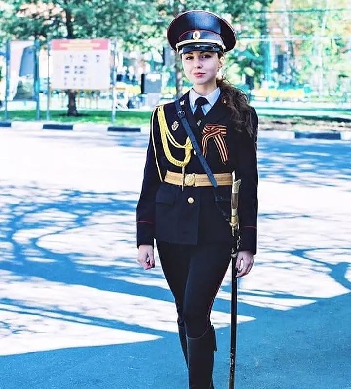 俄罗斯女警美得就像玩警服cosplay一样 - 42
