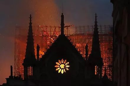 全世界为之悲伤！巴黎圣母院大火，800年古迹被焚毁，救援最新进展已出... - 21