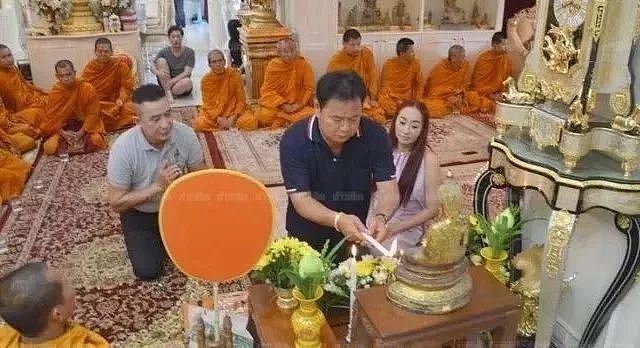 泰国夫妇花几百万给狗举办葬礼，高僧亲自诵经超度 - 6