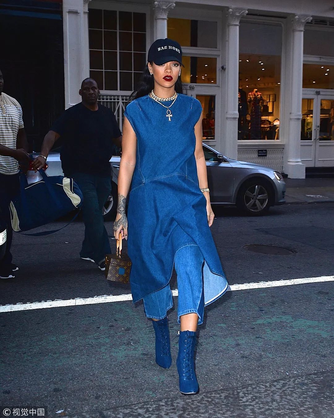 爆款包袋那么多，Rihanna为何独宠化妆包？ - 2