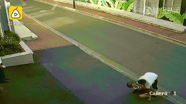 男子当街摔打老母亲：中国式巨婴，到底有多可怕？ - 2