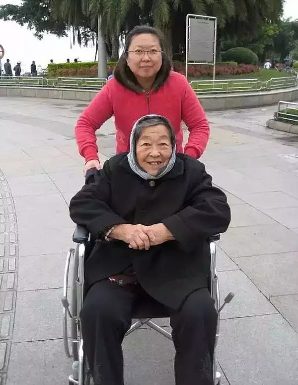 这对姐妹带着89岁痴呆妈妈环游世界，十年推坏5把轮椅，陪伴才是最好的治疗 - 28