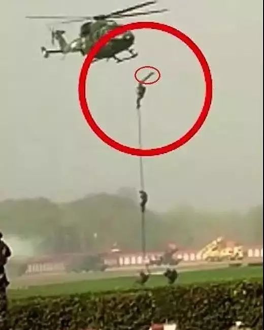 印度阅兵表演直升机索降时，突然绳子断了！|一周军情总汇 - 6