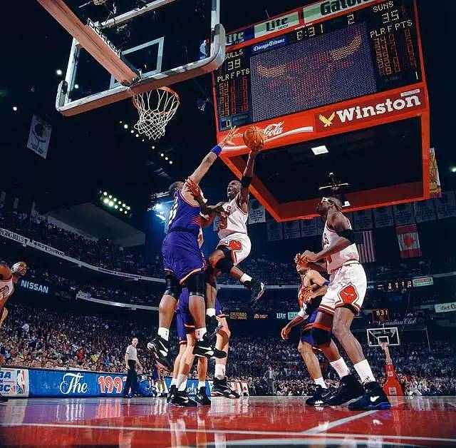 迈克尔·乔丹生日快乐！100张经典照片回顾“篮球之神”的封神路！ - 53