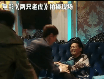 64岁陈道明偶遇84岁牛犇：不经意的动作，暴露了他真正的教养 - 10